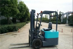 為什么三輪全電動叉車會腐蝕生銹？