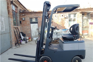 四輪叉車行人安全提示！