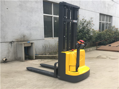 全電動(dòng)堆高車(chē)1
