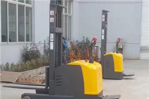 電動(dòng)堆高車叉車為什么會(huì)出現(xiàn)漏油現(xiàn)象？