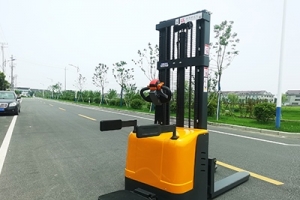 叉車生產(chǎn)廠家：管理者要學會放手