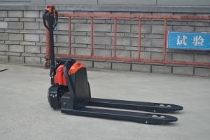 為什么聰明人都放棄手動(dòng)搬運(yùn)車？看完這款電動(dòng)搬運(yùn)車懂了